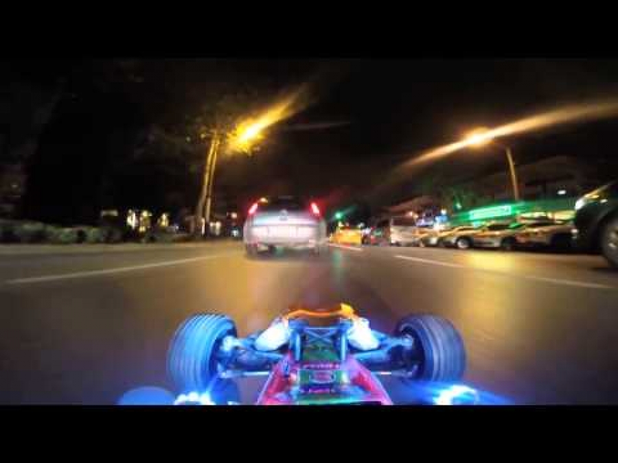Oδηγώντας ένα τηλεκατευθυνόμενο αυτοκινητάκι μέσα στην πόλη το βράδυ(video)