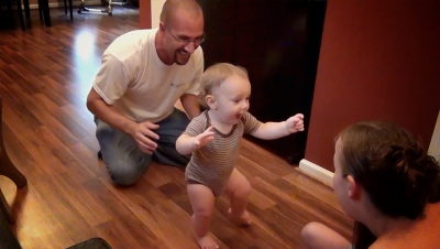 Μωρά κάνουν τα πρώτα τους βήματα(video)